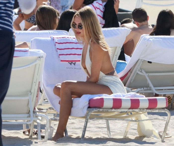 Kimberley Garner Looks Amazing In A White Bikini On The Beach In Miami