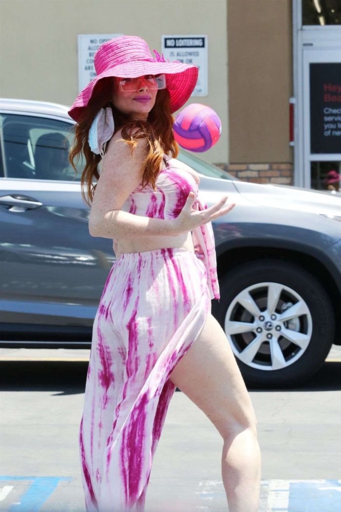 Phoebe Price Shows Off Her Summer Dress In Studio City