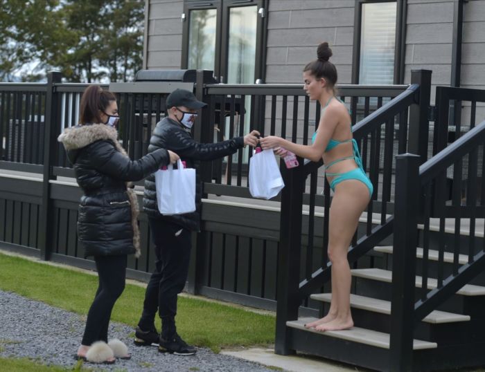 Rebecca Gormley In Bikini Enjoying Hot Tub Cabin With Boyfriend Biggs