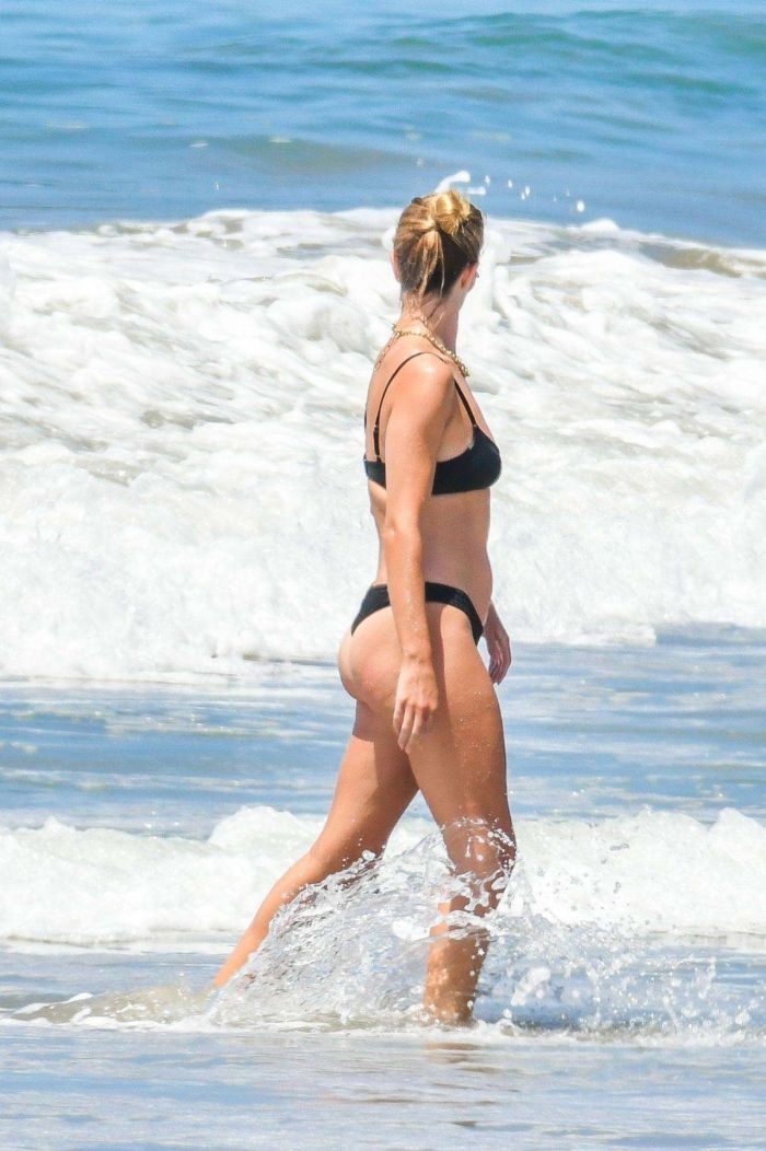 Rosie Huntington-Whiteley On A Bikini Vacation In Malibu