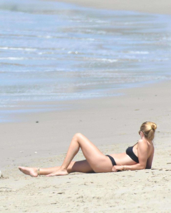 Rosie Huntington-Whiteley On A Bikini Vacation In Malibu