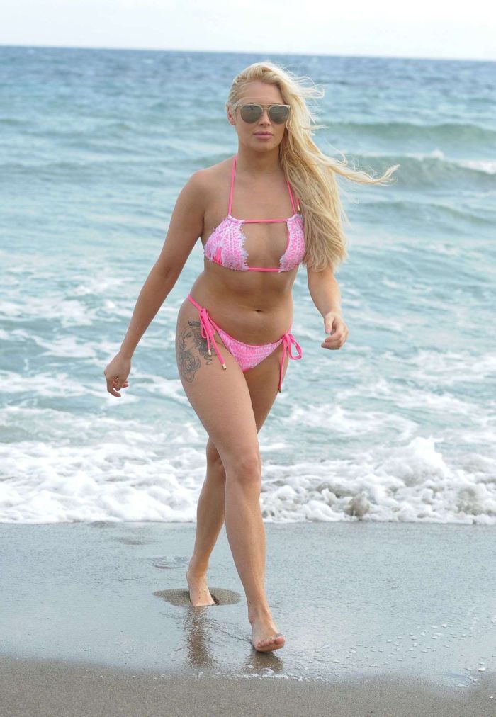 Gorgeous Shannen Reilly McGrath In Pink Bikini On The Beach
