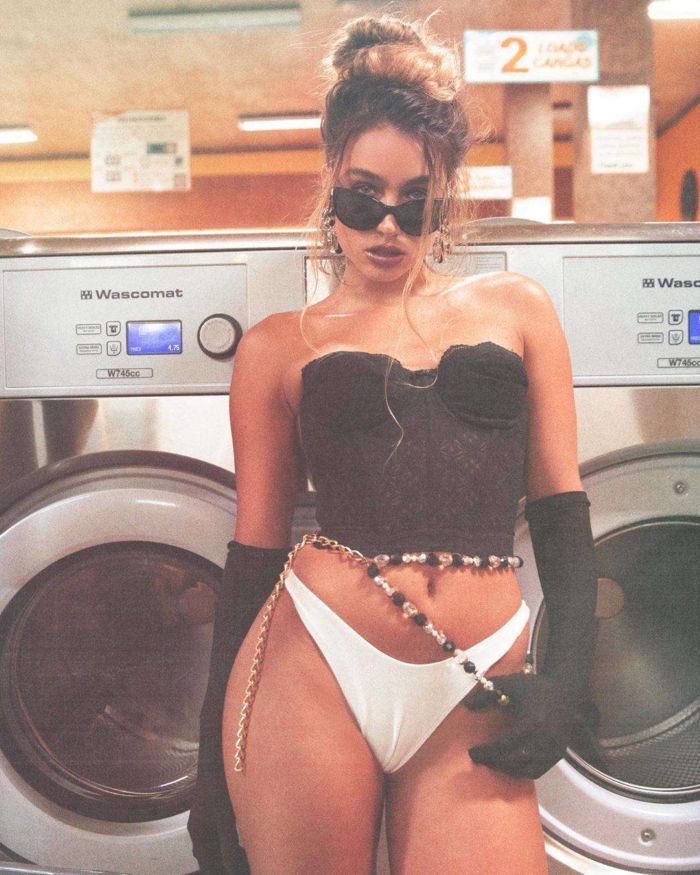 Sommer Ray In Jeans At The Laundry Station