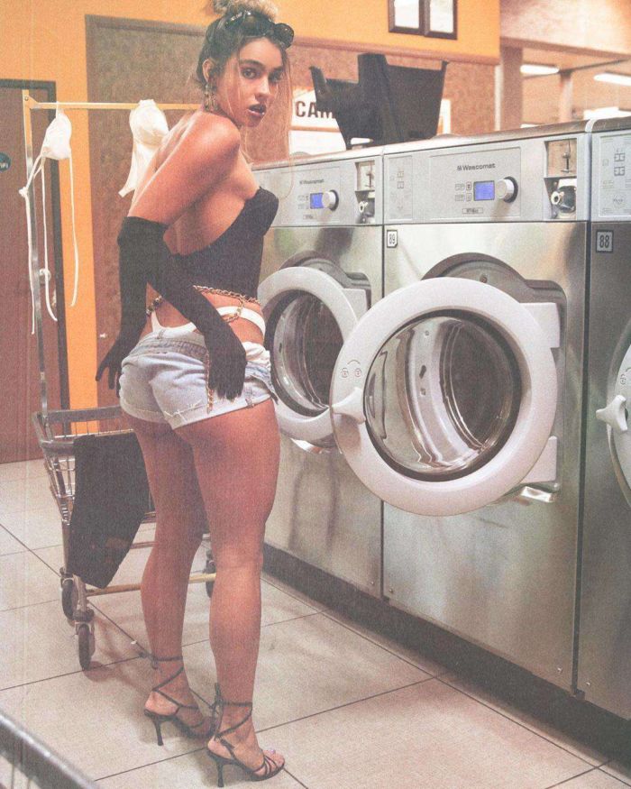 Sommer Ray In Jeans At The Laundry Station