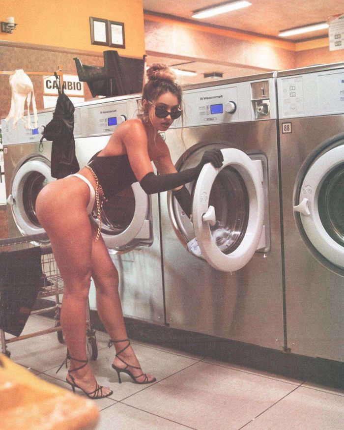 Sommer Ray In Jeans At The Laundry Station