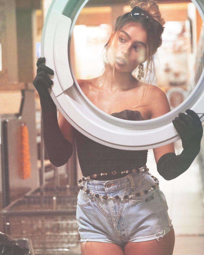 Sommer Ray In Jeans At The Laundry Station