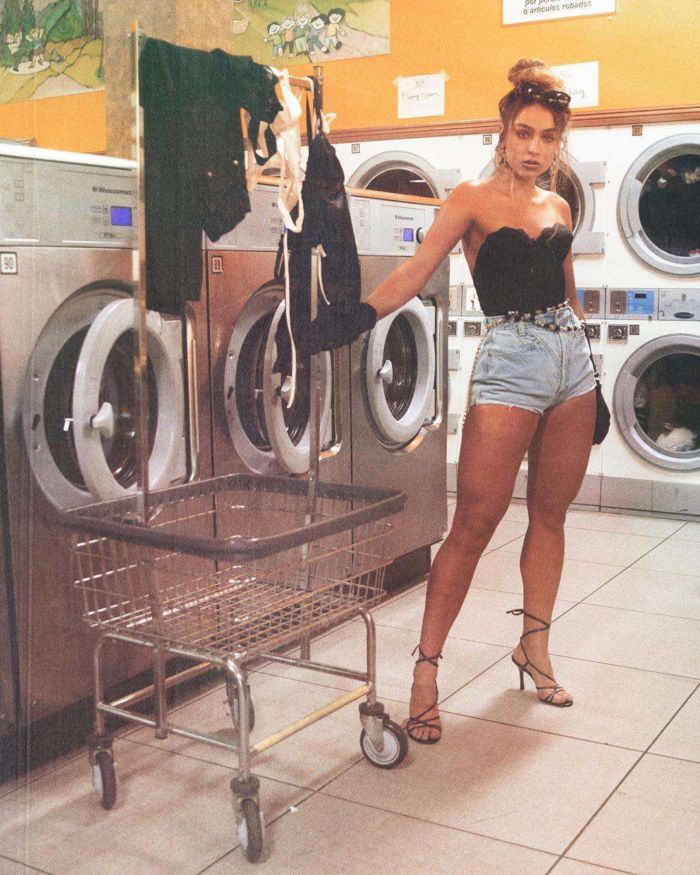 Sommer Ray In Jeans At The Laundry Station